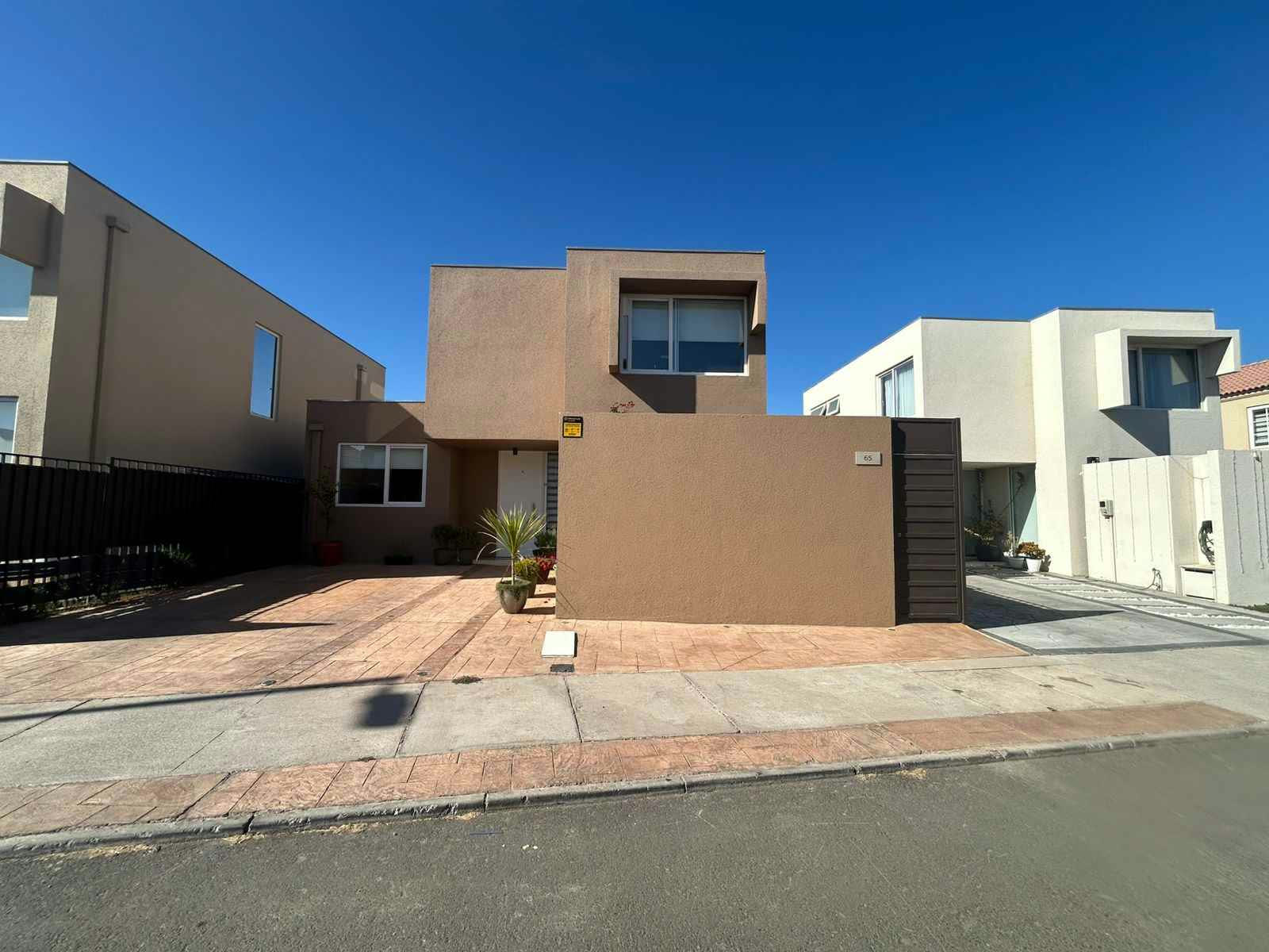 Casa de una familia PROPIO con jardín